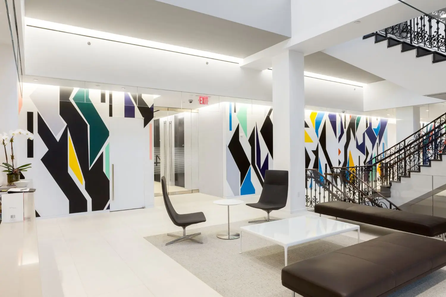 Sarah Morris adds to her presence in Swiss Re's collection with a vibrant and boldly geometric painted mural on the 44th floor.