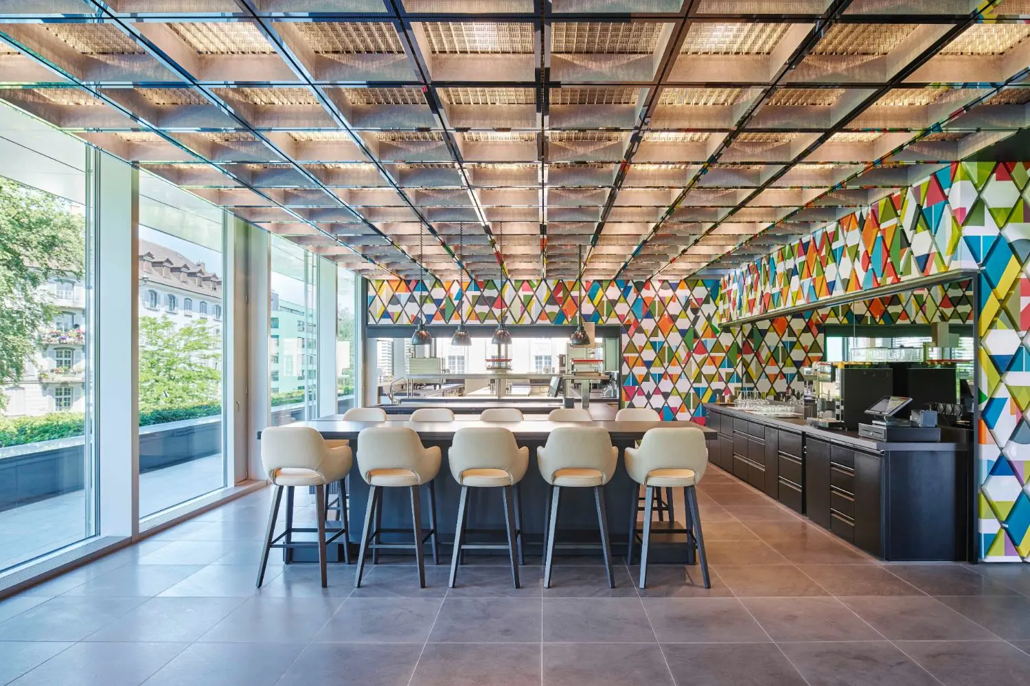 Through their partly staggered and partly flat, smooth surfaces, the tiles create a play of surprising colour effects and not only enhance the spatial experience inside the building, but also give it an impressive appearance from the outside.