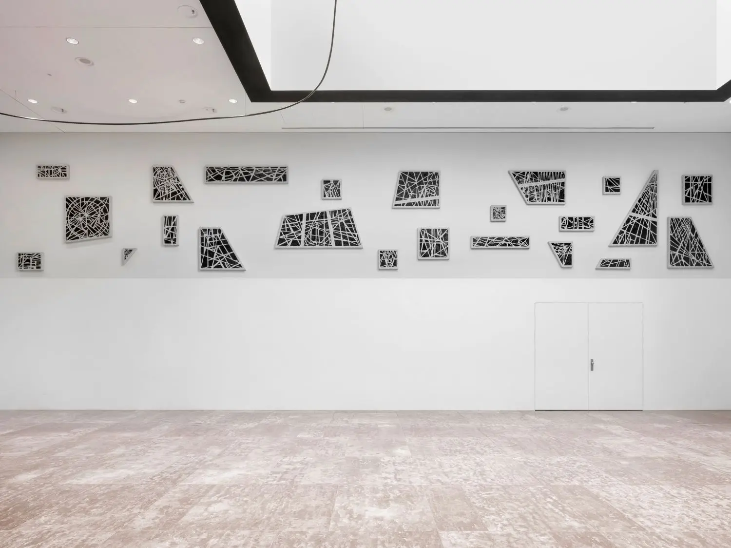 At first glance, the 23 flat objects arranged distantly resemble abstract painting. In fact, however, they are replicas of the windows of the aforementioned church.