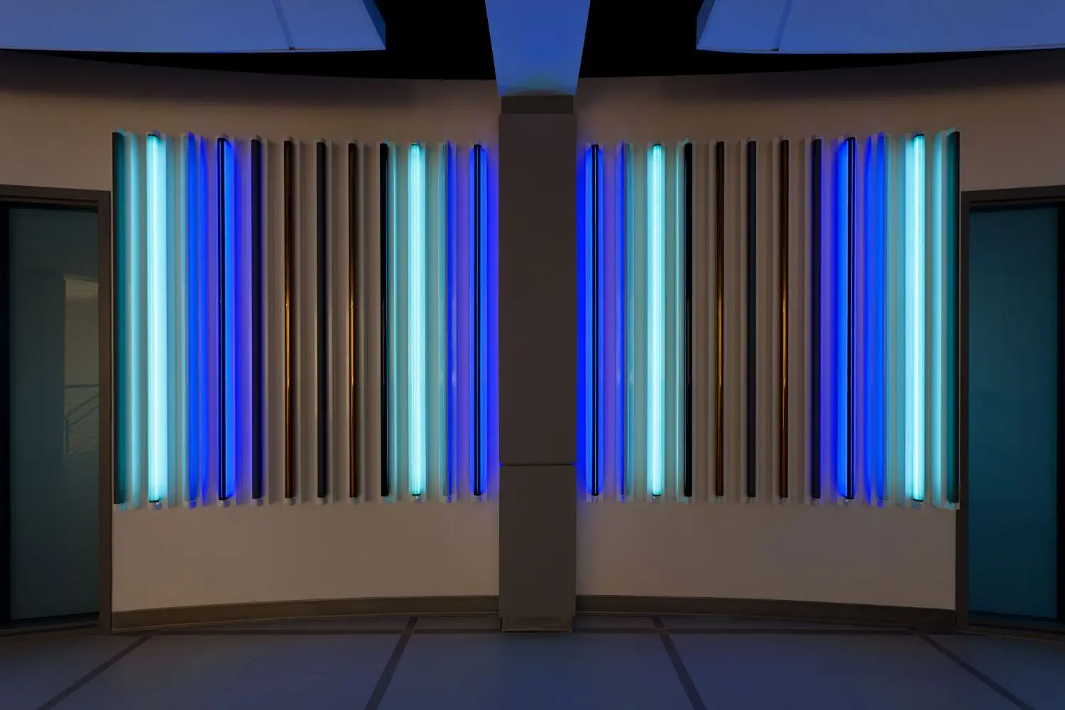 Vertical bands of colour pulsate as we look at this piece.